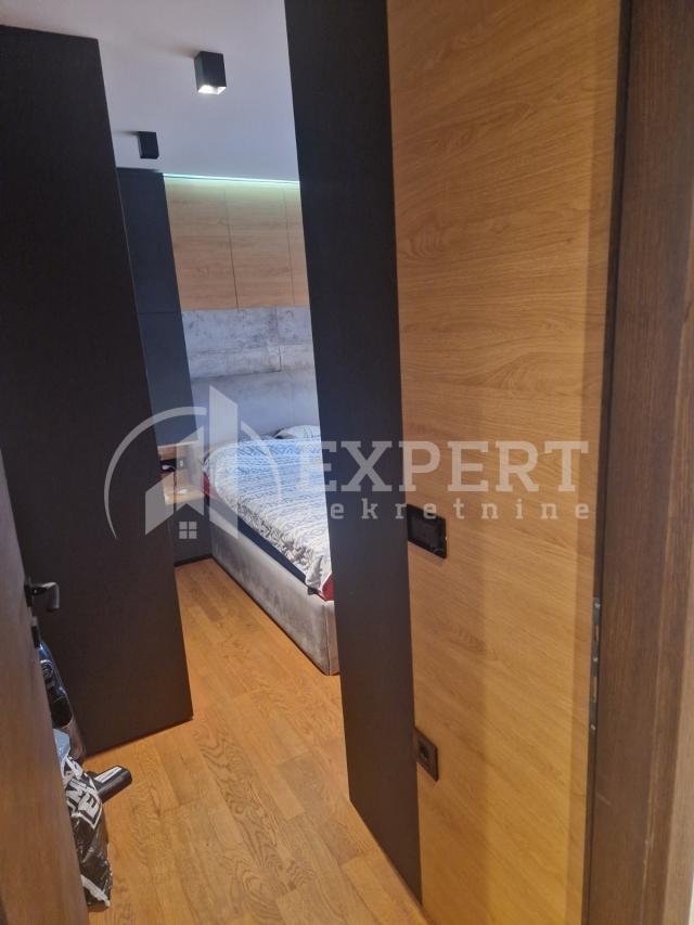 LUX trosobni stan 78 m2, centar