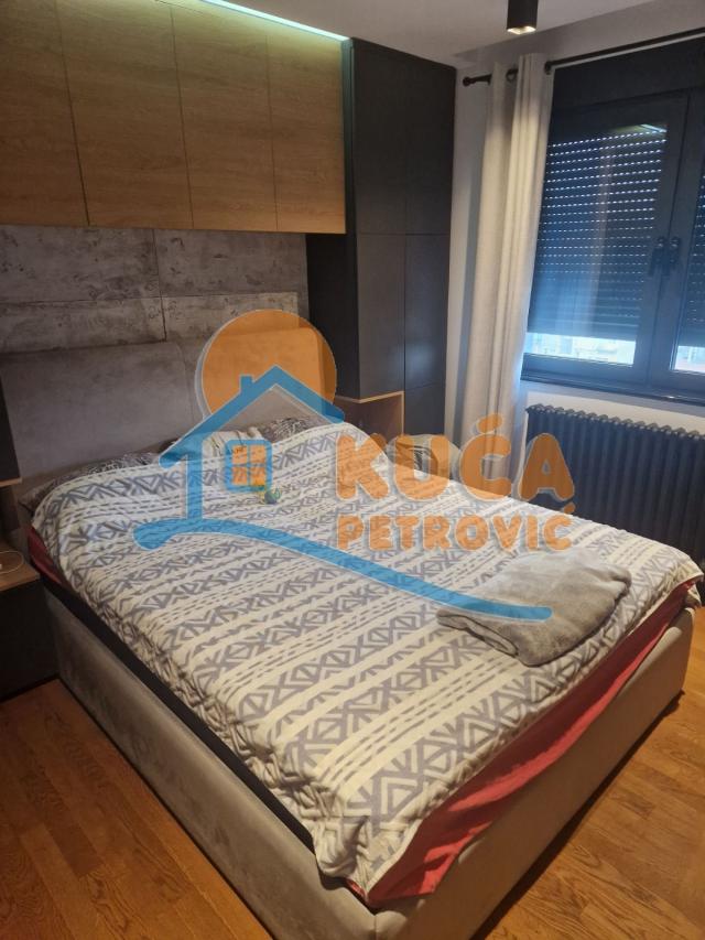 LUX trosobni stan 78 m2, centar