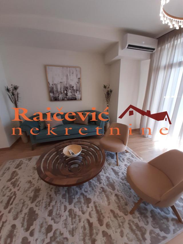 SAVSKI VENAC BEOGRAD NA VODI 82m2 , T , 390000e