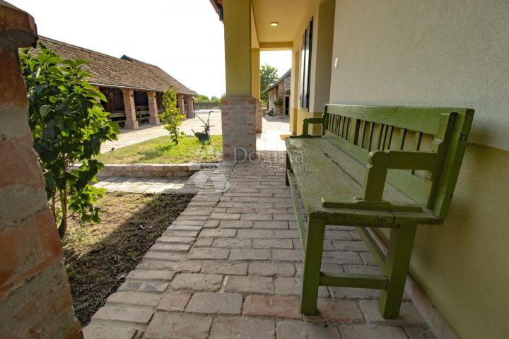 Haus Karanac, Kneževi Vinogradi, Kolodvorska ulica, 353,92m2