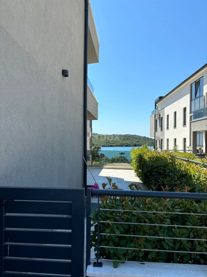 ISTRIEN, MEDULIN - Luxusapartment in erster Reihe zum Meer mit Terrasse und Pool!