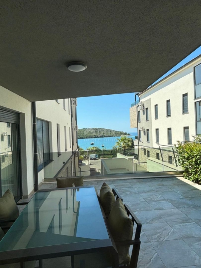 ISTRIEN, MEDULIN - Luxusapartment in erster Reihe zum Meer mit Terrasse und Pool!