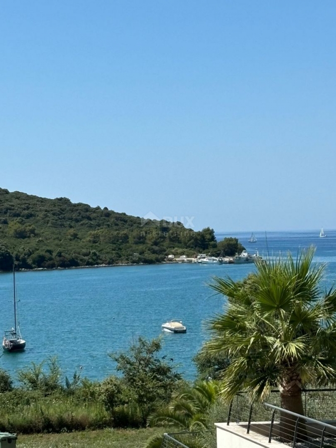 ISTRIA, MEDULIN - Luxury apartment first row to the sea with terrace and pool!