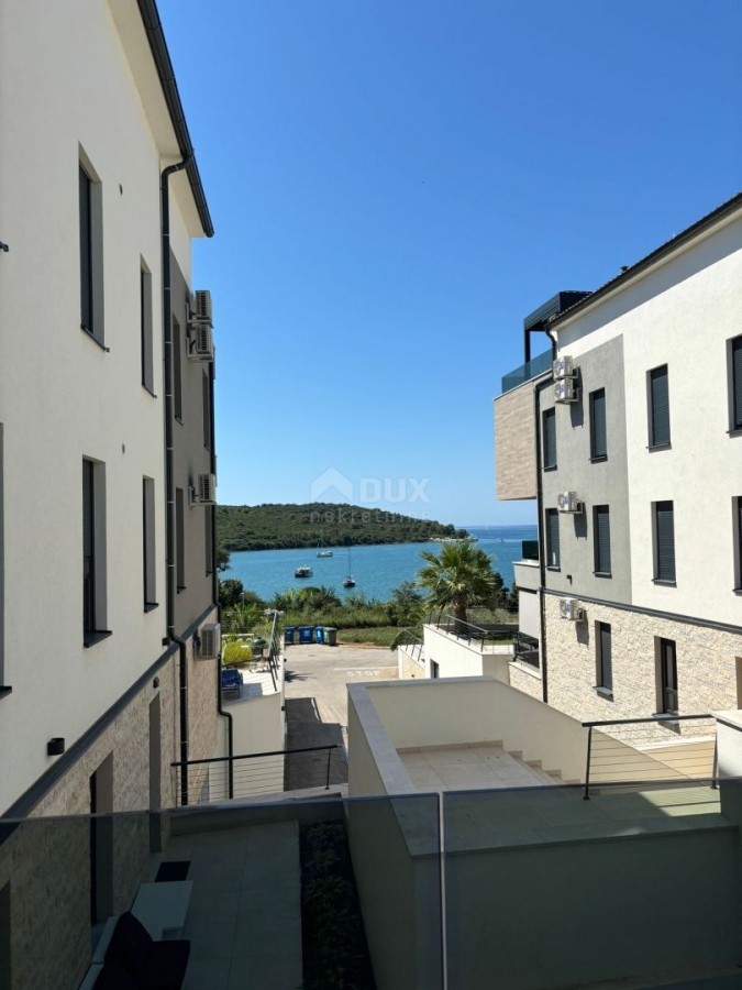 ISTRIEN, MEDULIN - Luxusapartment in erster Reihe zum Meer mit Terrasse und Pool!