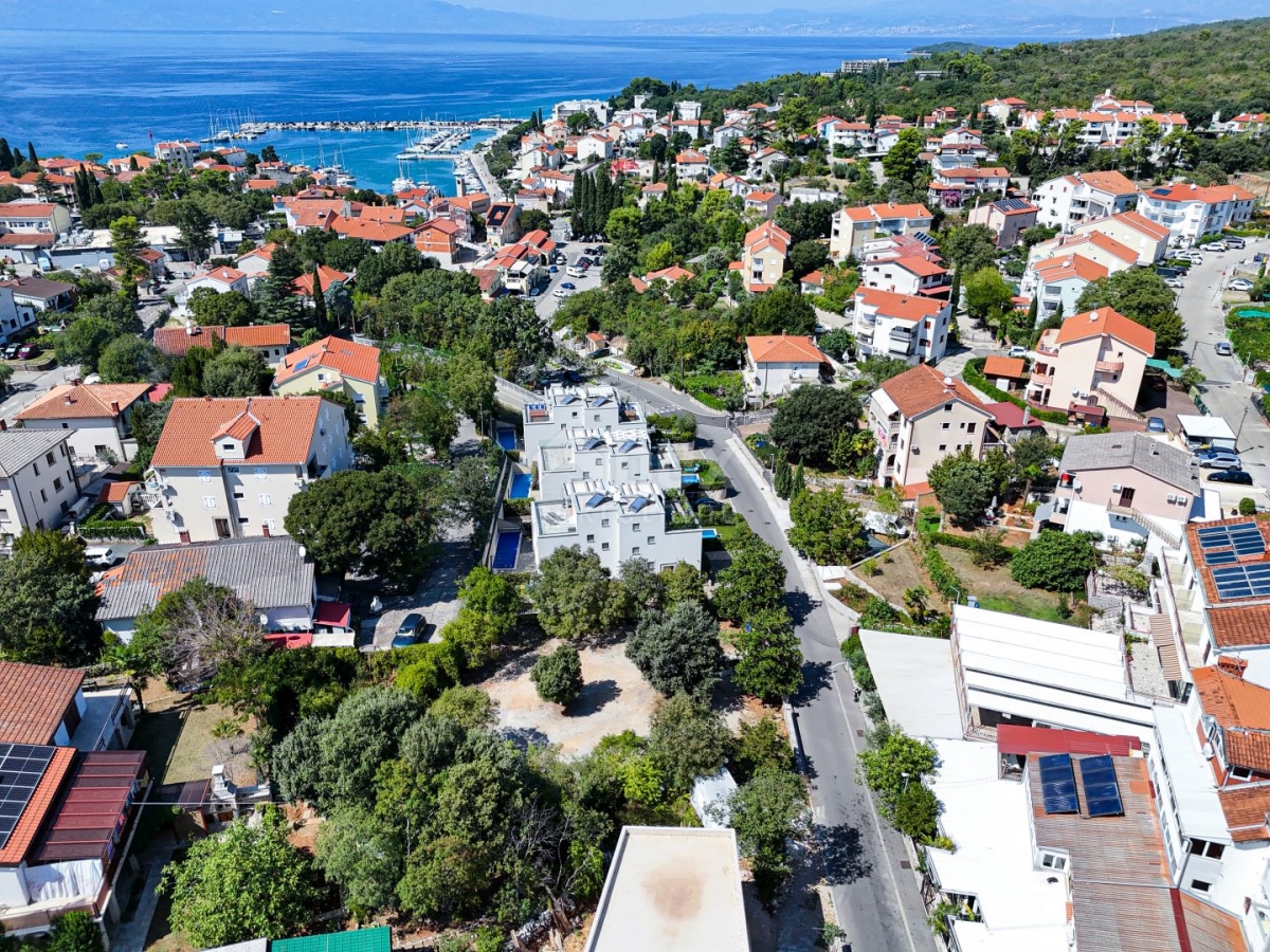 OTOK KRK, MALINSKA - Kuća u centru? Garaža, kaskadni vrt, terasa, namješteno po mjeri!!