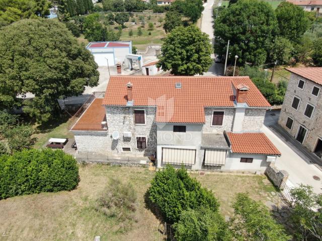 Kanfanar, authentisches altes Steinhaus im Herzen des Ortes mit Garten