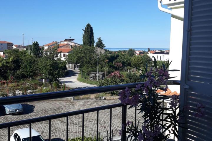 Istra, Poreč, dvosoban stan NKP 62 m2, odlična lokacija, 900 m od mora