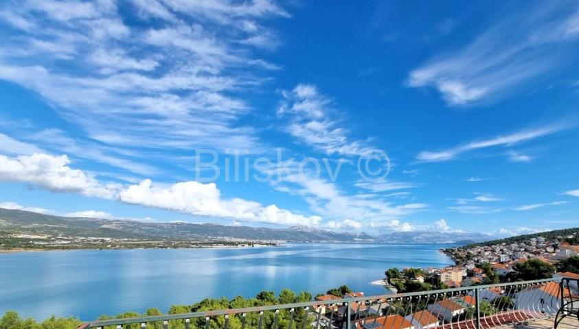 Trogir, stan u blizini plaže, panoramski pogled, prodaja