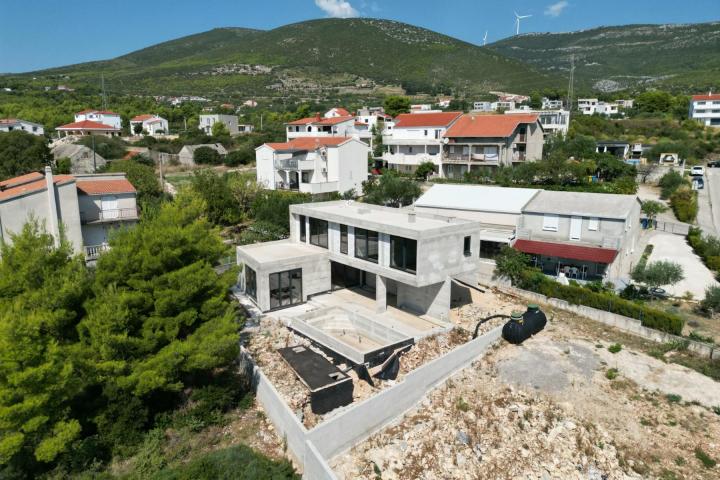 Kaštel Novi, moderna vila u izgradnji s bazenom i pogledom na more