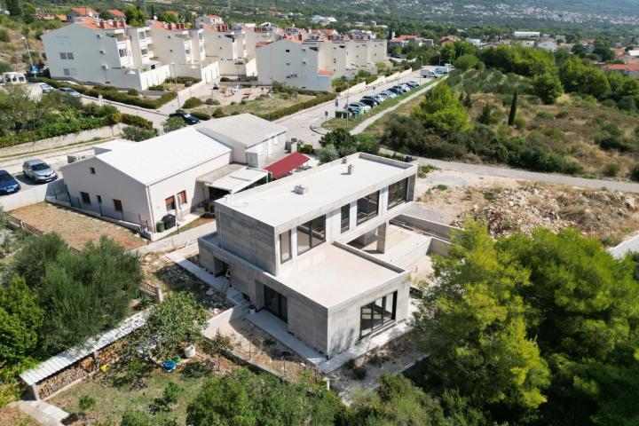 Kaštel Novi, moderna vila u izgradnji s bazenom i pogledom na more