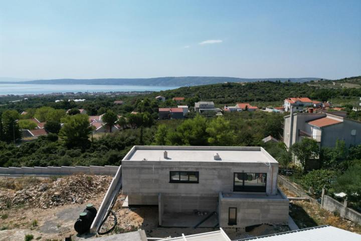 Kaštel Novi, moderna vila u izgradnji s bazenom i pogledom na more