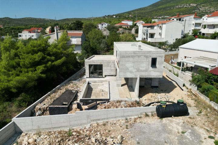 Kaštel Novi, moderna vila u izgradnji s bazenom i pogledom na more