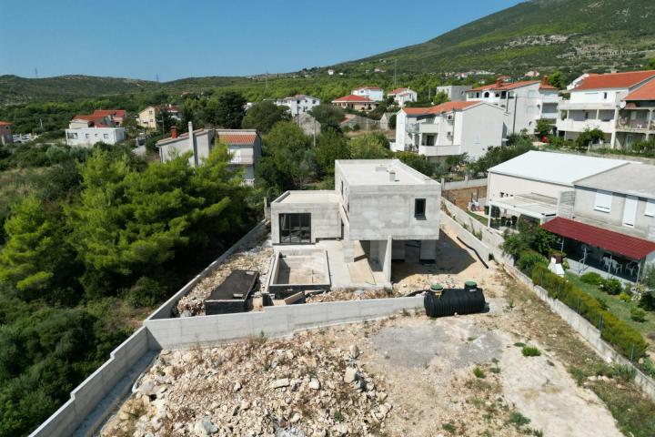 Kaštel Novi, moderna vila u izgradnji s bazenom i pogledom na more