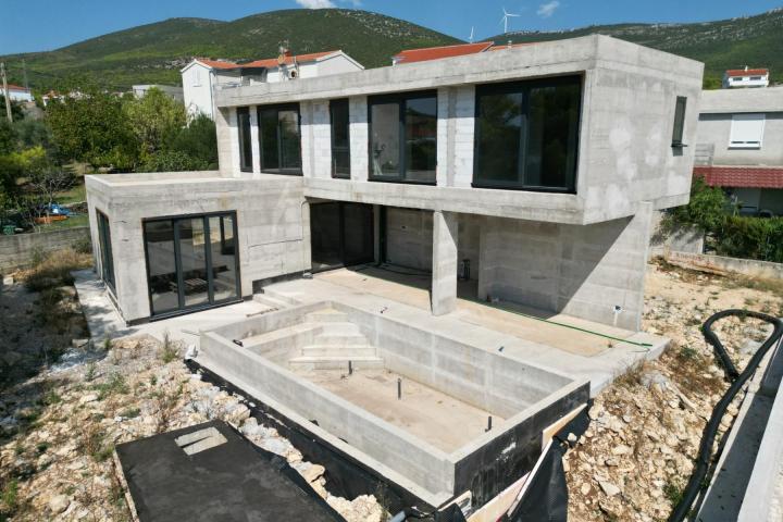 Kaštel Novi, moderna vila u izgradnji s bazenom i pogledom na more