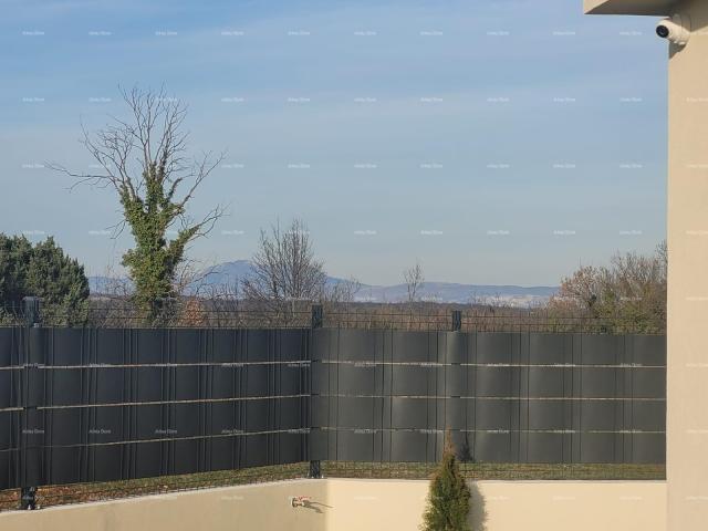 Haus Zum Verkauf steht ein neu gebautes, modernes Haus mit Swimmingpool.