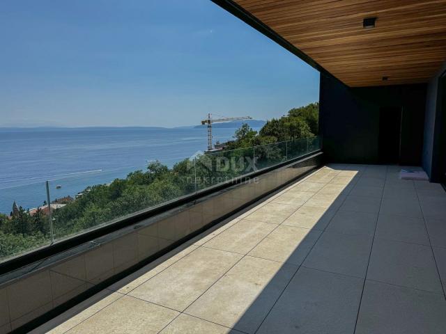 OPATIJA, CENTAR - gospodski apartman u luksuznoj novogradnji iznad centra Opatije s garažom, panoram