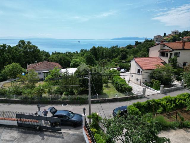 OPATIJA, POBRI-  održavana vila od 542m2 ogromnog potencijala s pogledom na more i okućnicom od 1200