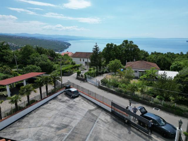 OPATIJA, POBRI-  održavana vila od 542m2 ogromnog potencijala s pogledom na more i okućnicom od 1200