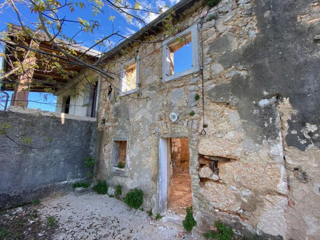 RIJEKA, VIŠKOVO - house for adaptation + garden! OPPORTUNITY!!!