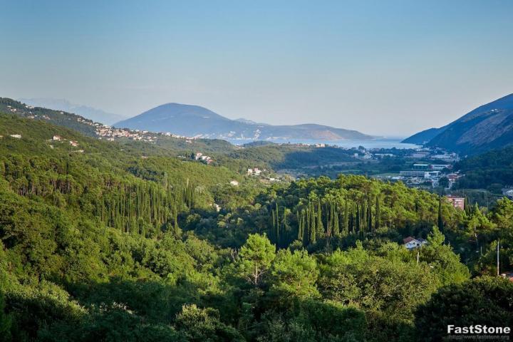 Moderna i veoma udobna trospratna kuća u Herceg Novom