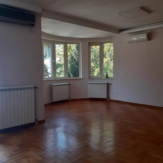 CUKARICA BANOVO BRDO 360m2 , 3500e