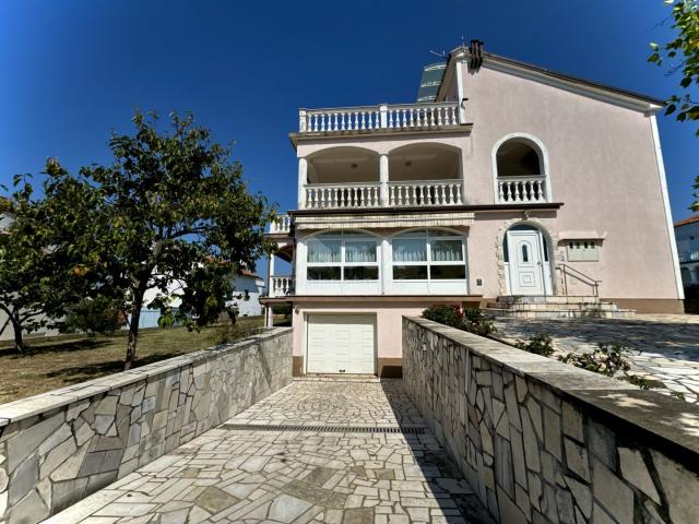 KRK ISLAND, MALINSKA - spacious house with three apartments 600m from the sea