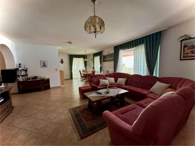 KRK ISLAND, MALINSKA - spacious house with three apartments 600m from the sea