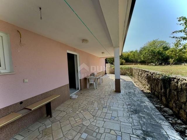 KRK ISLAND, MALINSKA - spacious house with three apartments 600m from the sea