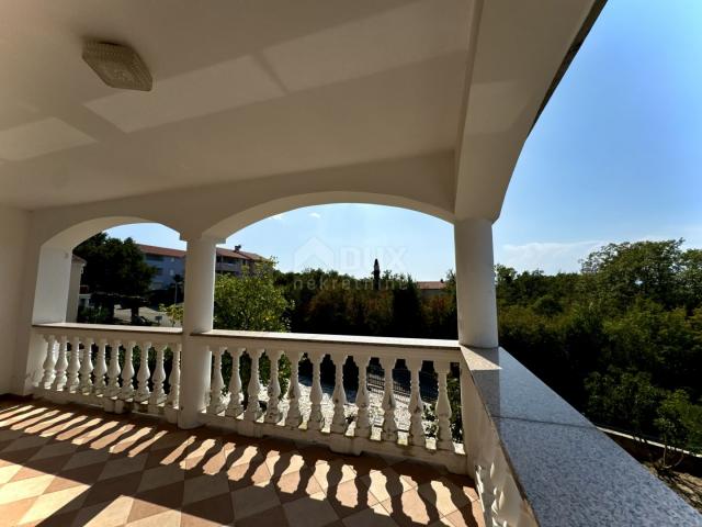 KRK ISLAND, MALINSKA - spacious house with three apartments 600m from the sea