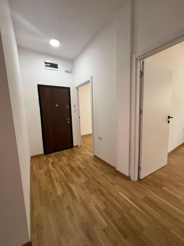 Ovaj prelepi stan od 52 m² nalazi se na izuzetnoj lokaciji na Keju. 