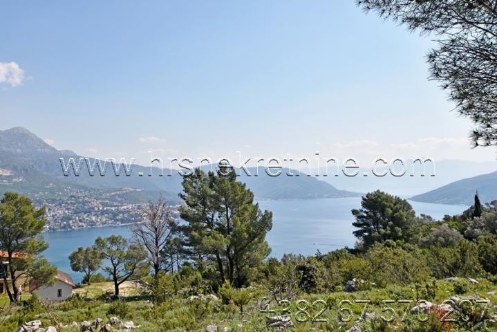 Land with an open view of the sea and the city of Herceg Novi