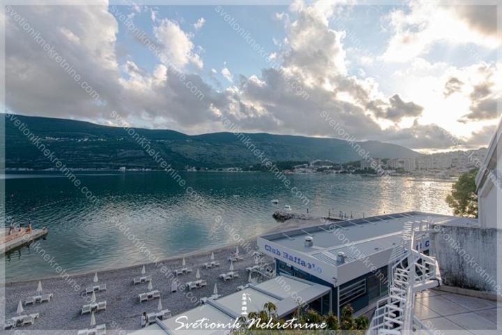 Fantastican troiposoban stan sa panoramskim pogledom na more na samom setalistu,