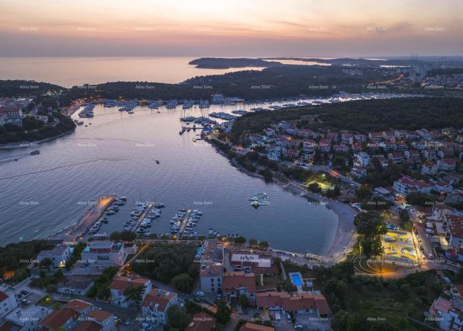 Kuća Samostojeća sa velikim bazenom, prvi red do mora. 