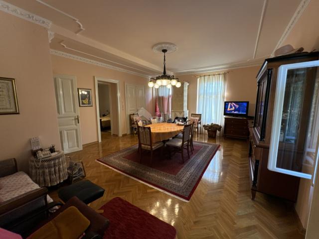 OPATIJA, CENTER - A beautiful manor apartment in a maintained historical villa in the very center of