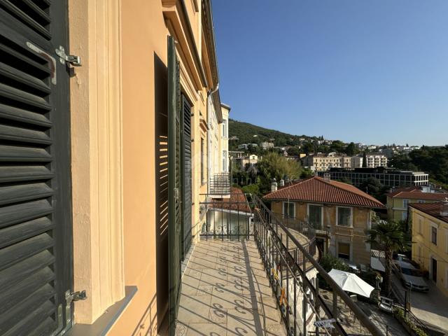 OPATIJA, ZENTRUM – Eine wunderschöne Herrenhauswohnung in einer gepflegten historischen Villa im Zen