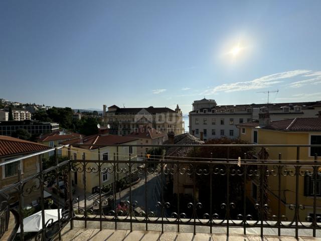 OPATIJA, ZENTRUM – Eine wunderschöne Herrenhauswohnung in einer gepflegten historischen Villa im Zen