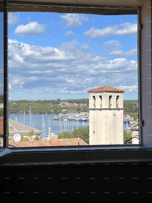 Wohnung Eine Wohnung zum Verkauf im Zentrum von Pula mit Blick auf die Kathedrale und das Meer.