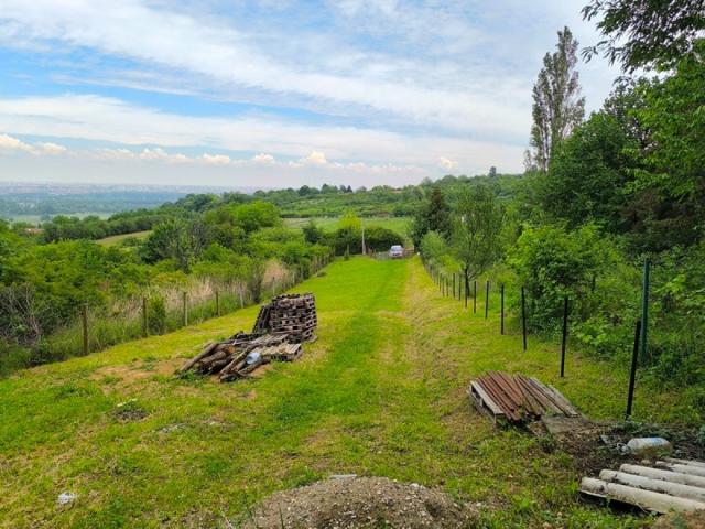 Plac u GRAĐEVINSKOJ ZONI 900 m2 sa montažnom kućicom, Ledinci