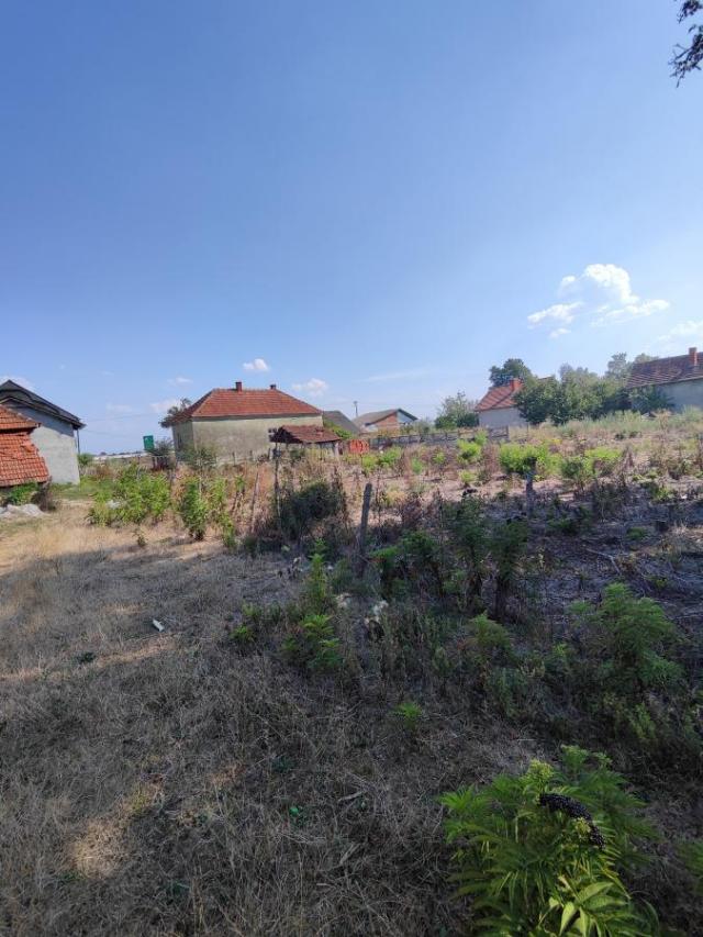 Seosko domaćinstvo u Kočinom selu na dobroj lokaciji