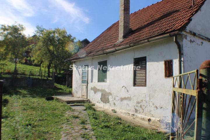 Čerević-*Povoljno*-Ruševna kuća na glavnom putu i Lepom Placu 540 m2-065/385 8880