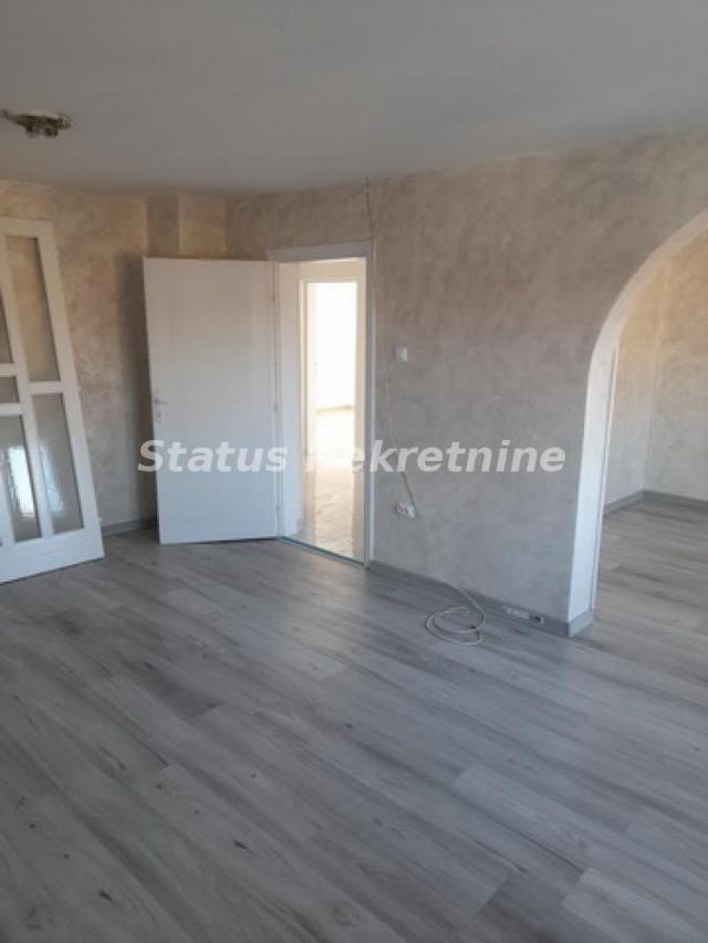 Veternik-Prazna Sedmosobna kuća 250 m2 u mirnom kraju-potreban Depozit-Zakupnina 800e-065/385 8880