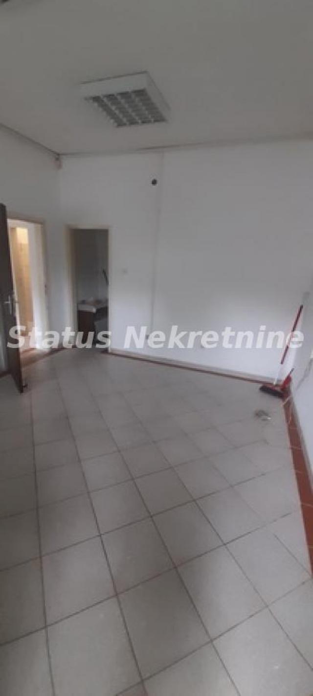 Podbara-Lep Poslovni Prostor 40 m2 u Prizemlju sa pogodan za kancelarije-Zakupnina 400e-065/385 8880