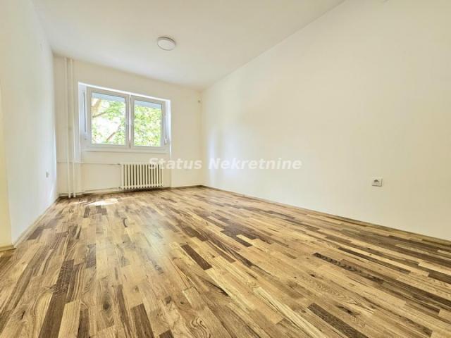 Rotkvarija-Uknjižen Renoviran Trosoban stan 54 m2 na Top Lokaciji-065/385 8880