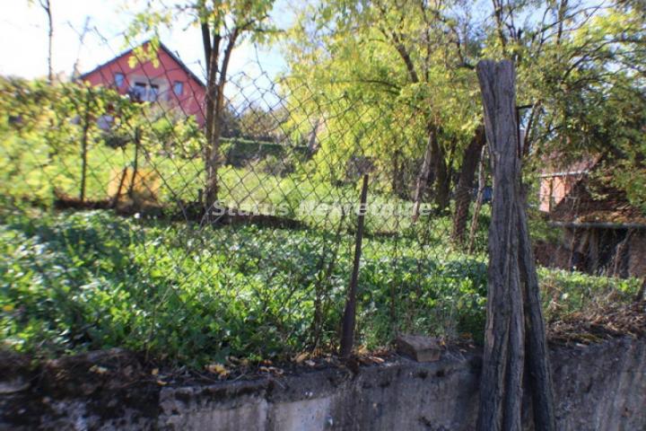 Čerević-*Povoljno*-Ruševna kuća na glavnom putu i Lepom Placu 540 m2-065/385 8880