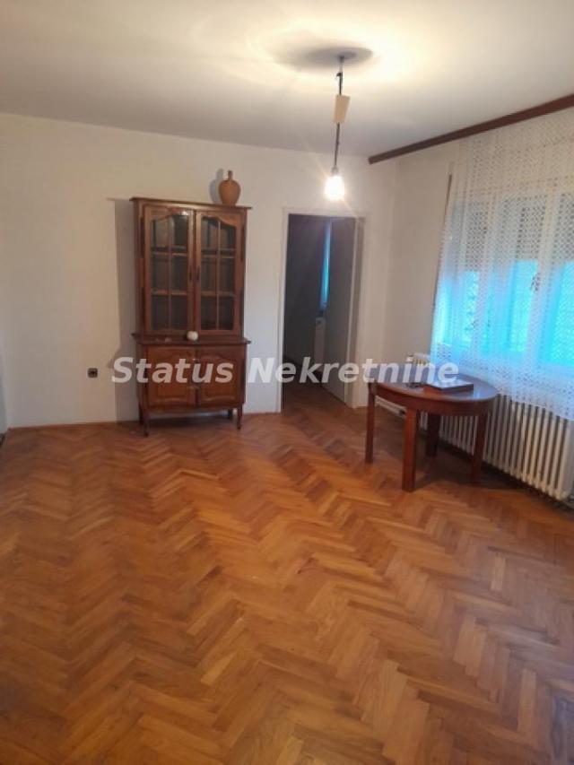 Futog-Spratna Porodična kuća 150 m2 na Velikom Placu 885 m2 u Mirnom kraju-065/385 8880