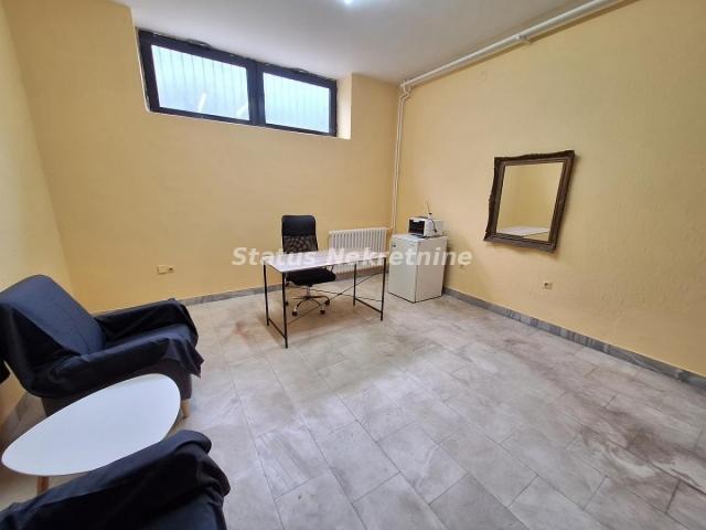 POSLOVNI PROSTOR 19M2 CENTAR GRADA, SUTEREN, 200EU