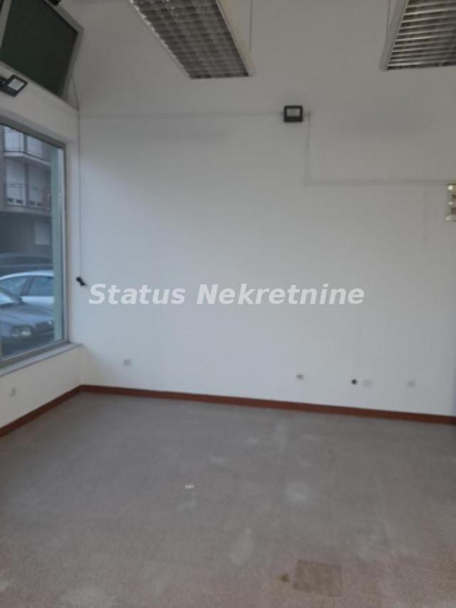 Salajka-Uknjižen Ulični Lokal 36 m2 sa galerijom na Top Lokaciji-065/385 8880