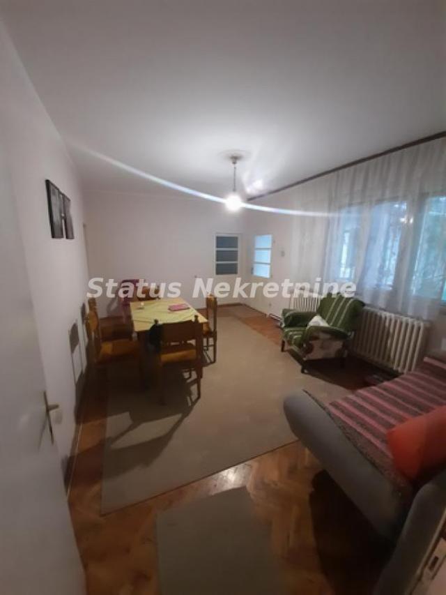 Futog-Spratna Porodična kuća 150 m2 na Velikom Placu 885 m2 u Mirnom kraju-065/385 8880