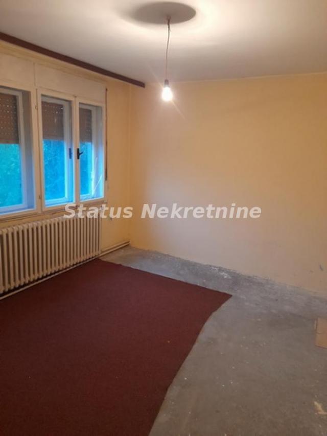 Futog-Spratna Porodična kuća 150 m2 na Velikom Placu 885 m2 u Mirnom kraju-065/385 8880