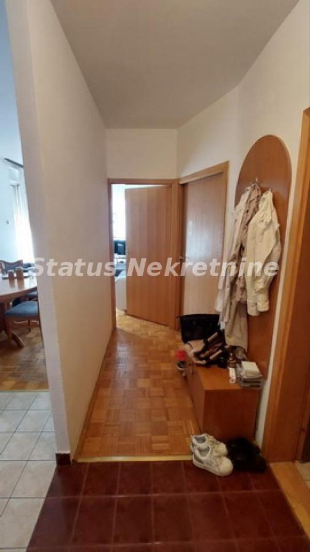 Nova Detelinara-*Naša Preporuka*-Prazan Dvosoban stan 40 m2 na trećem spratu-065/385 8880